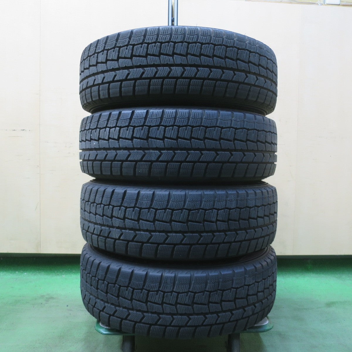 バリ溝！23年！キレイ！9.5分★スタッドレス 175/65R14 ダンロップ ウインターマックス WM02 SCHNEIDER MiD シュナイダー 14インチ PCD100/4H★6033012イス