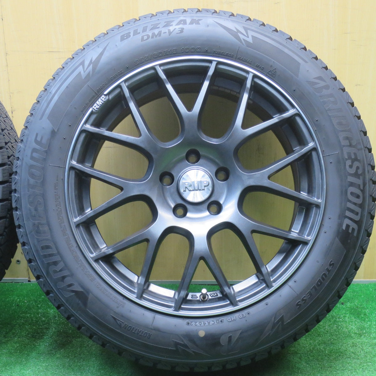 バリ溝！22年！キレイ！9分★RMP 028F 225/60R18 スタッドレス ブリヂストン ブリザック DM-V3 18インチ PCD114.3/5H★5111301NJス