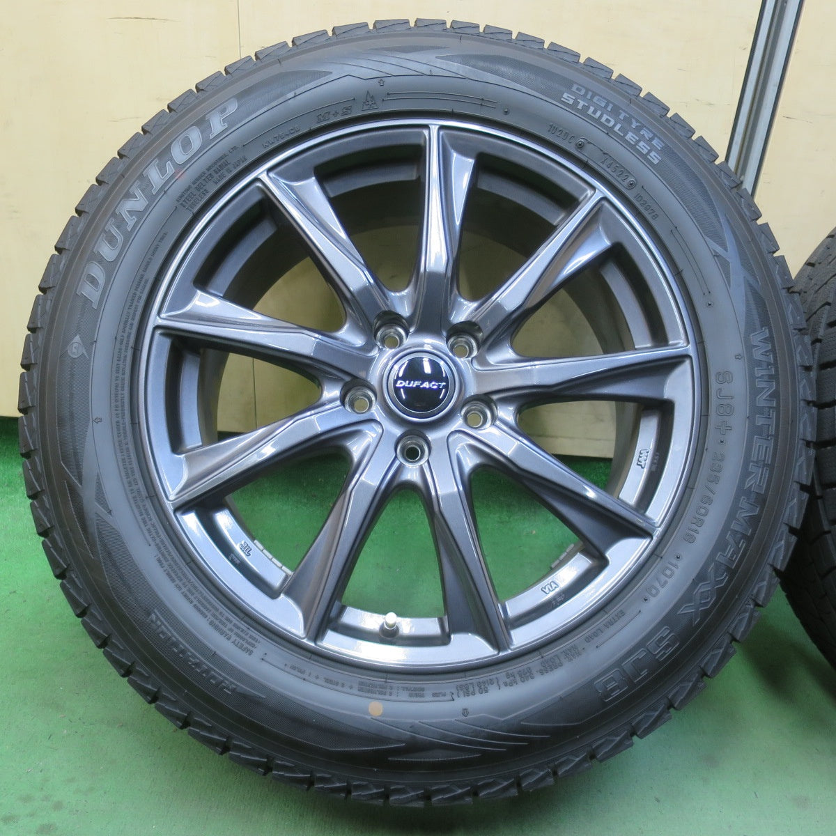超バリ溝！22年！キレイ！ほぼ10分★スタッドレス 235/60R18 ダンロップ ウインターマックス SJ8 SJ8+ DUFACT デュファクト 18インチ PCD114.3/5H★6032702イス