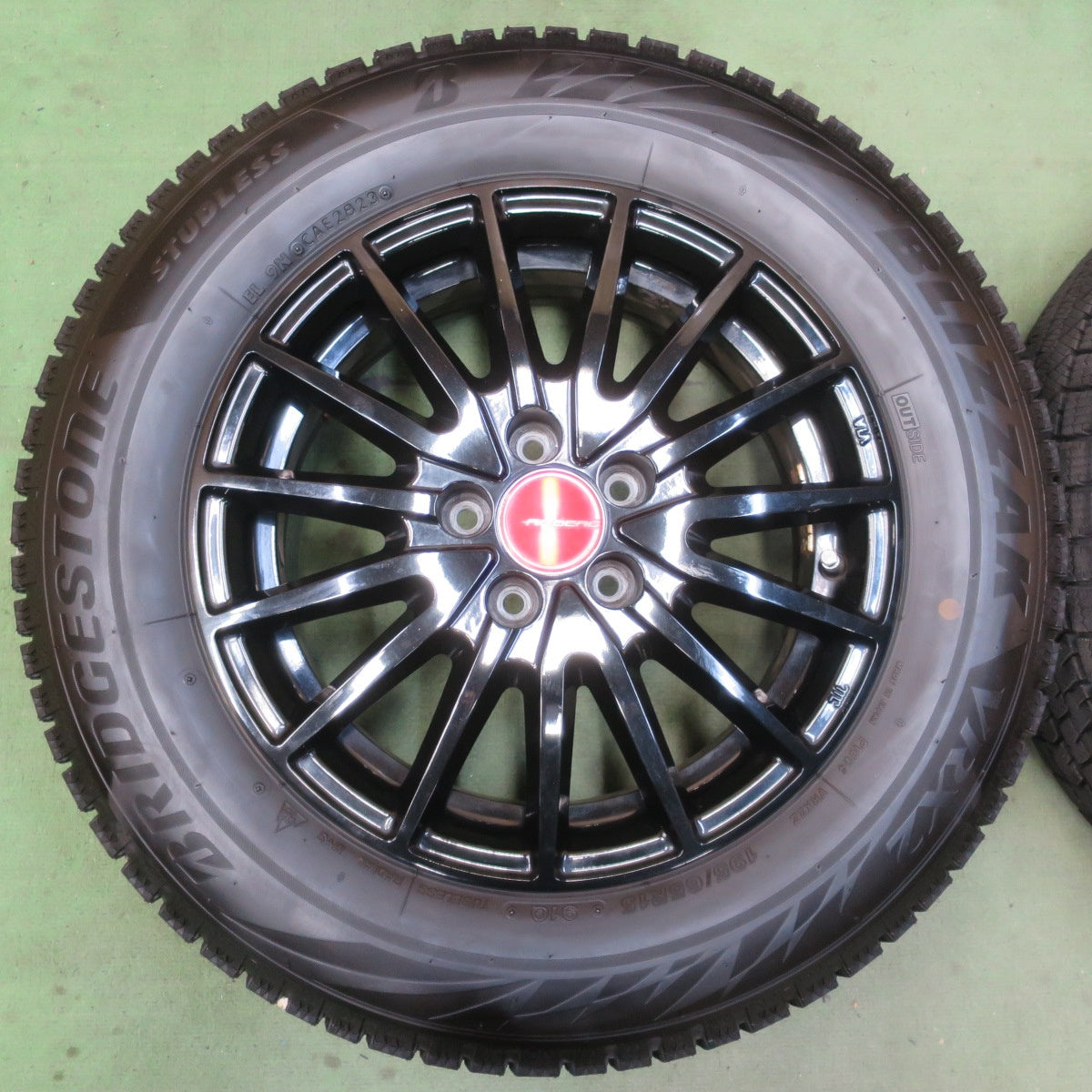 バリ溝！23年！キレイ！9.5分★プリウス 等 195/65R15 スタッドレス ブリヂストン ブリザック VRX2 AIRBERG エアベルグ 15インチ PCD100/5H★6060904イス