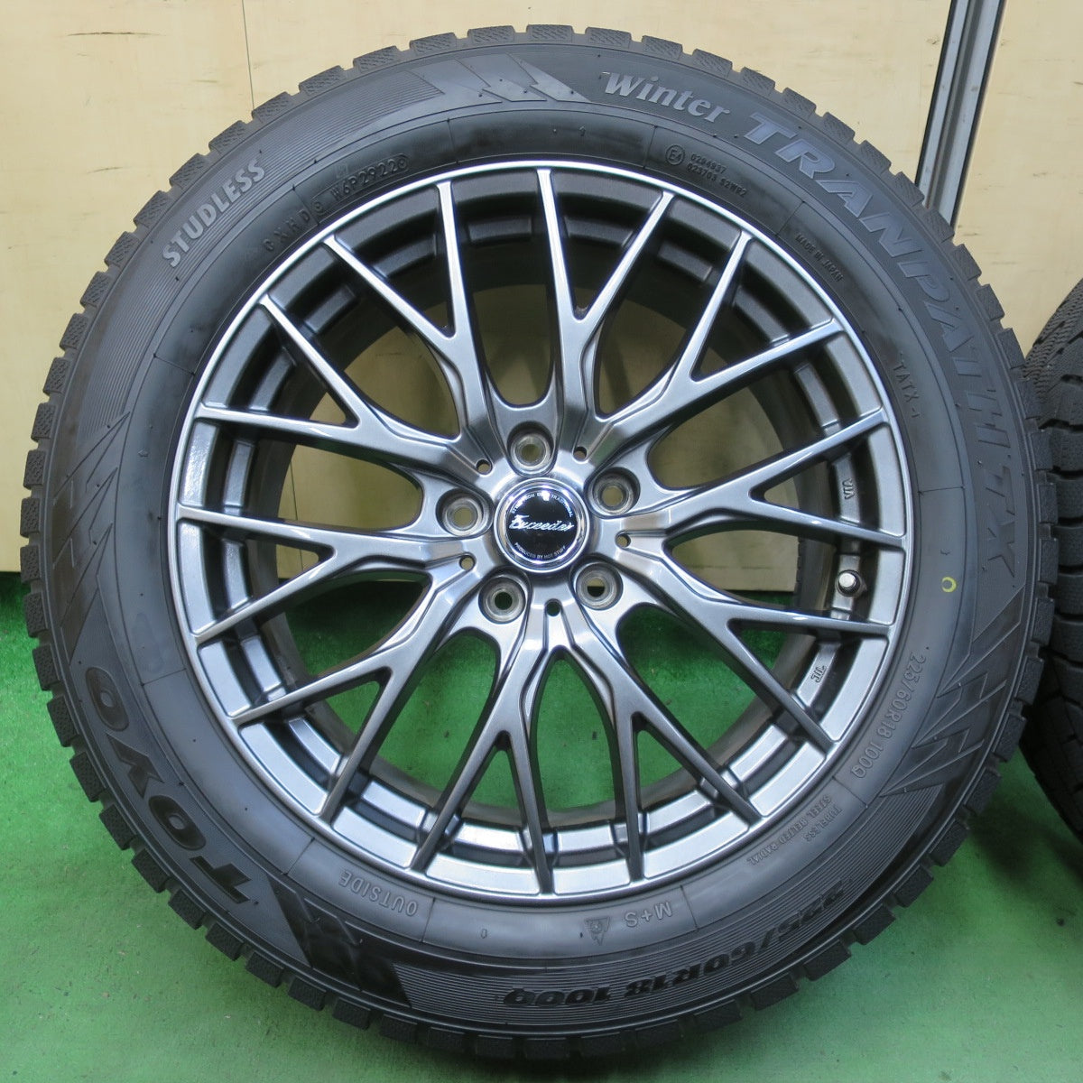 バリ溝！22年！キレイ！9.5分以上★スタッドレス 225/60R18 トーヨー ウインター トランパス TX Exceeder エクシーダー 18インチ PCD114.3/5H★5042402イス