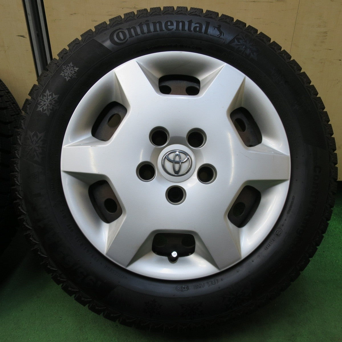 超バリ溝！9.5分以上★トヨタ ノア ヴォクシー 純正 スチール 195/65R15 スタッドレス コンチネンタル コンチバイキング コンタクト6 15インチ PCD114.3/5H★5022709イス