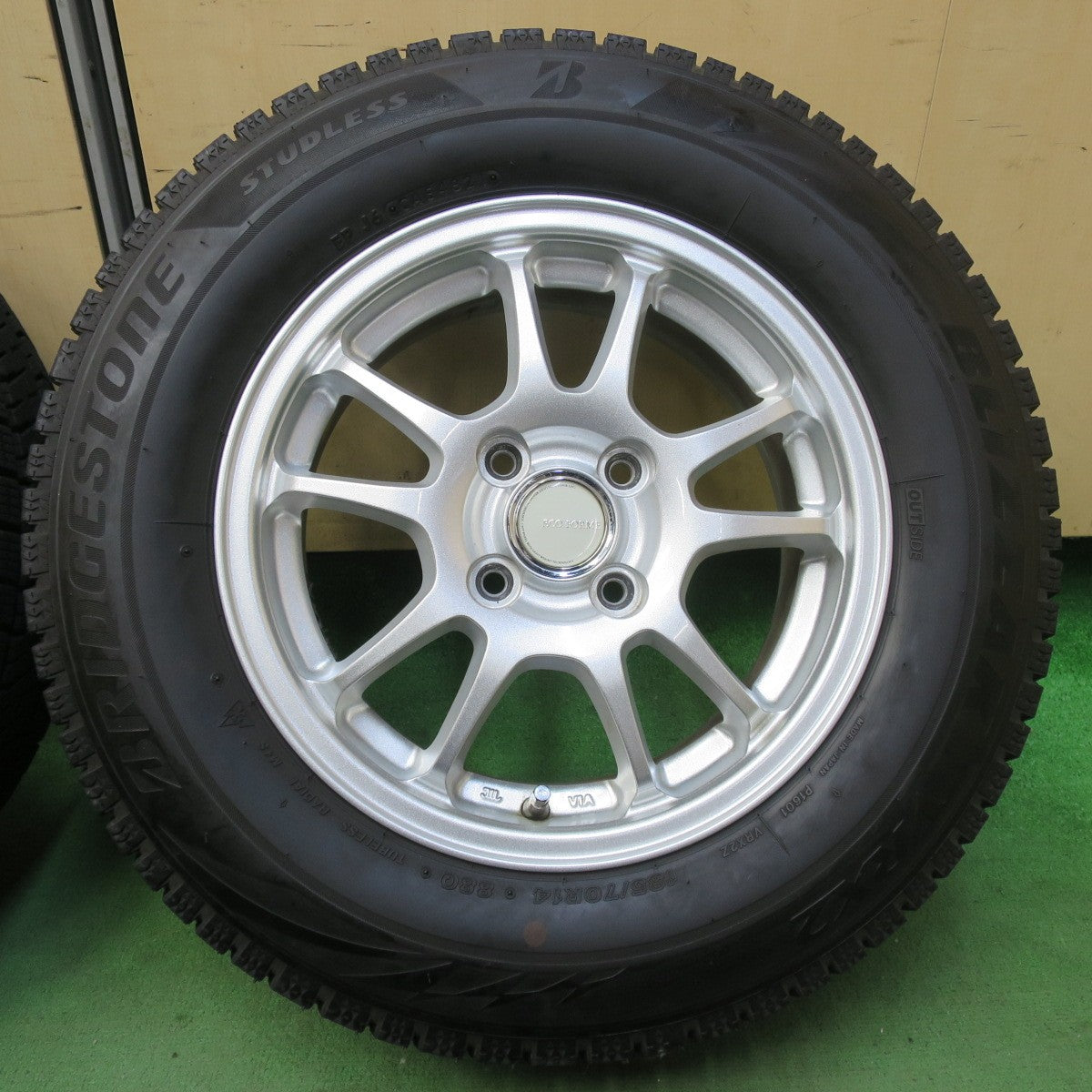 バリ溝！21年！キレイ！9.5分★スタッドレス 185/70R14 ブリヂストン ブリザック VRX2 ECO FORME エコフォルム 14インチ PCD100/4H★5103111イス