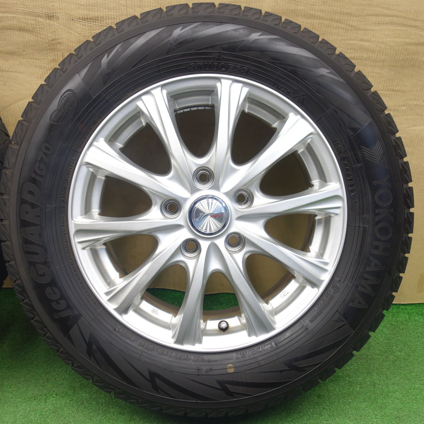 バリ溝！22年！キレイ！9.5分★スタッドレス 195/65R15 ヨコハマ アイスガード iG70 JOKER ジョーカー 15インチ PCD114.3/5H★6031303KTス