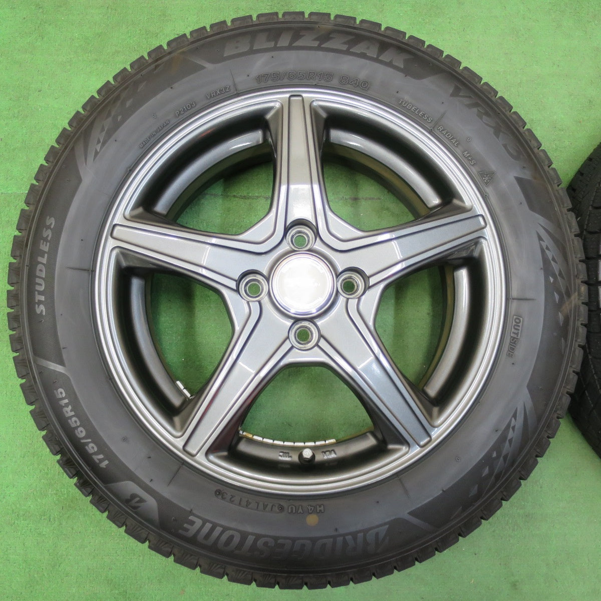 [送料無料] バリ溝！23年！キレイ！ほぼ10分★スタッドレス 175/65R15 ブリヂストン ブリザック VRX3 TOPRUN トップラン 15インチ PCD100/4H★4121104イス