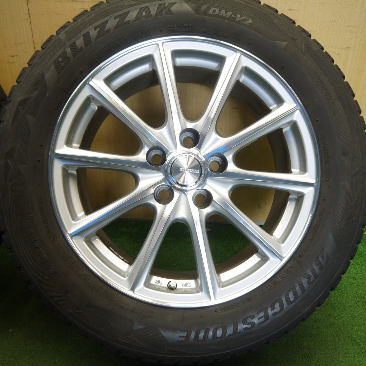 キレイ◎スタッドレス 225/60R17 ブリヂストン ブリザック DM-V2 ECO FORME エコフォルム 17インチ PCD114.3/5H◎6062309Hス