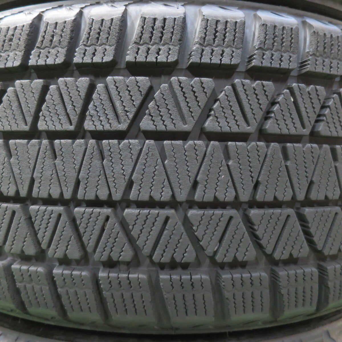 バリ溝！22年！キレイ！9.5分★BMW 等 MAK RAPP 265/50R19 スタッドレス ブリヂストン ブリザック DM-V3 19インチ ラップ PCD112/5H★5012401イス