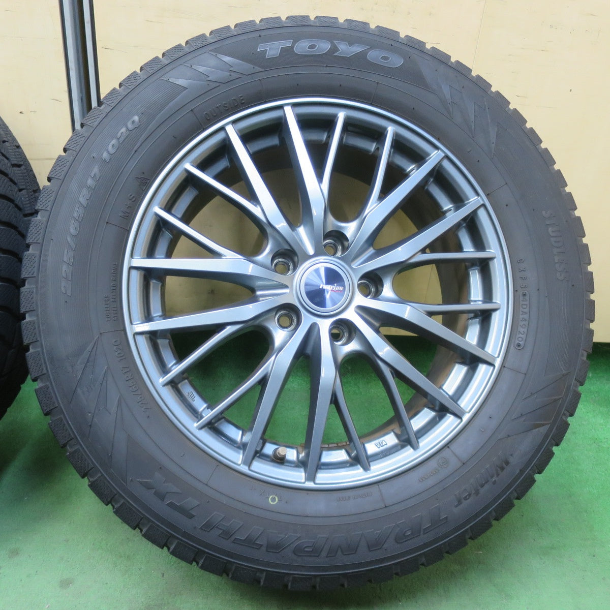 バリ溝！キレイ！9分★スタッドレス 225/65R17 トーヨー ウインター トランパス TX ravrion RM01 ラブリオン 17インチ PCD114.3/5H★6021502IMス