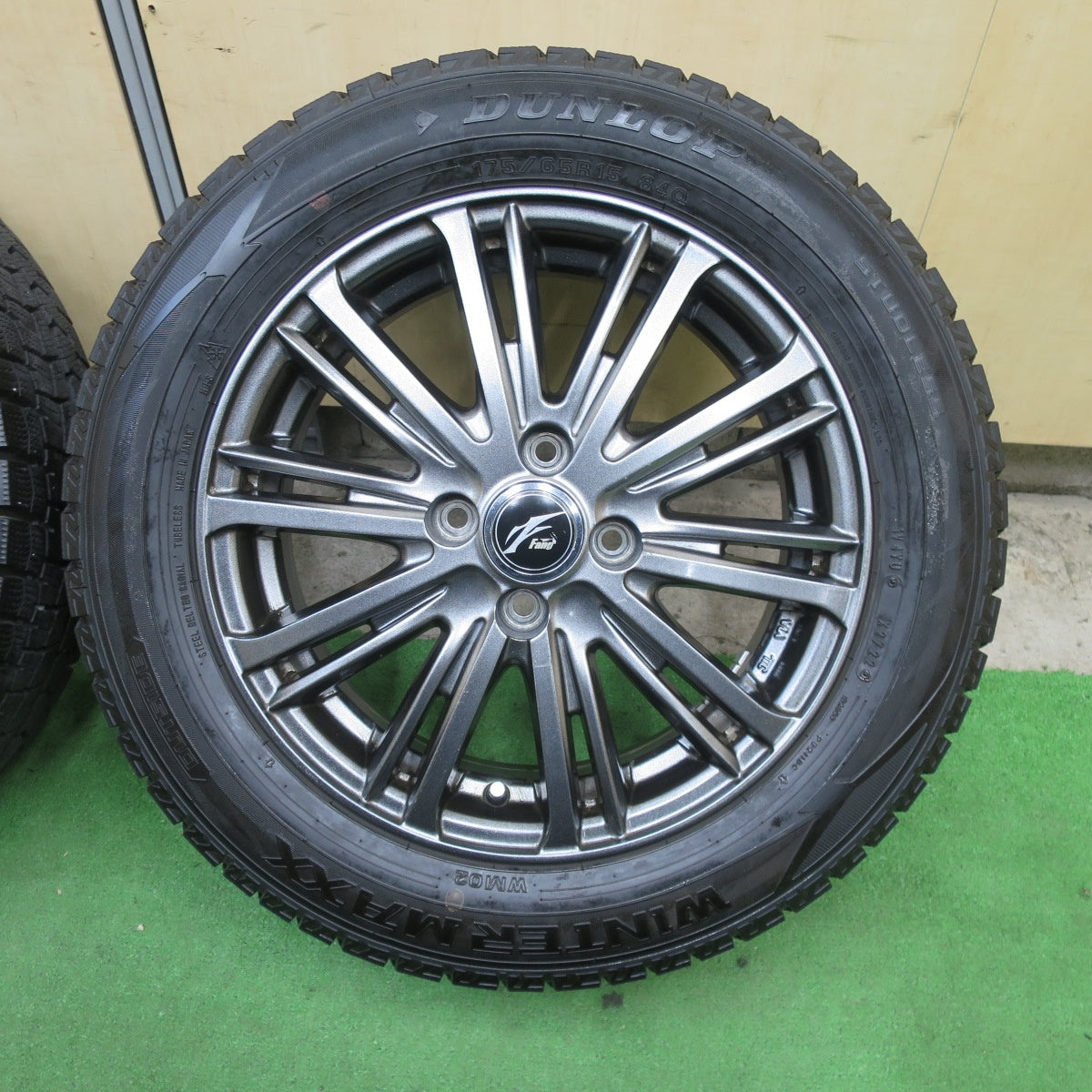 バリ溝！22年！キレイ！9.5分★スタッドレス 175/65R15 ダンロップ ウインターマックス WM02 Fang ファング 15インチ PCD100/4H★5112507TTス