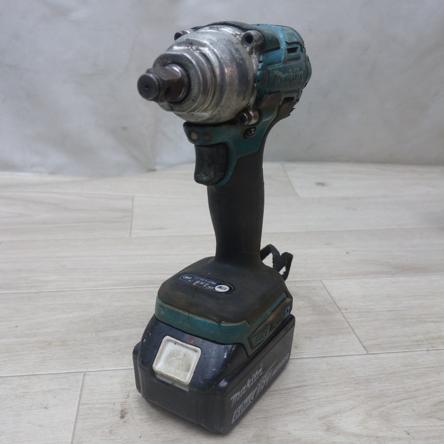 [送料無料] ◆マキタ 充電式 インパクトレンチ TW285D 18V バッテリー 充電器付き BL1860B DC18RF 電動 工具◆