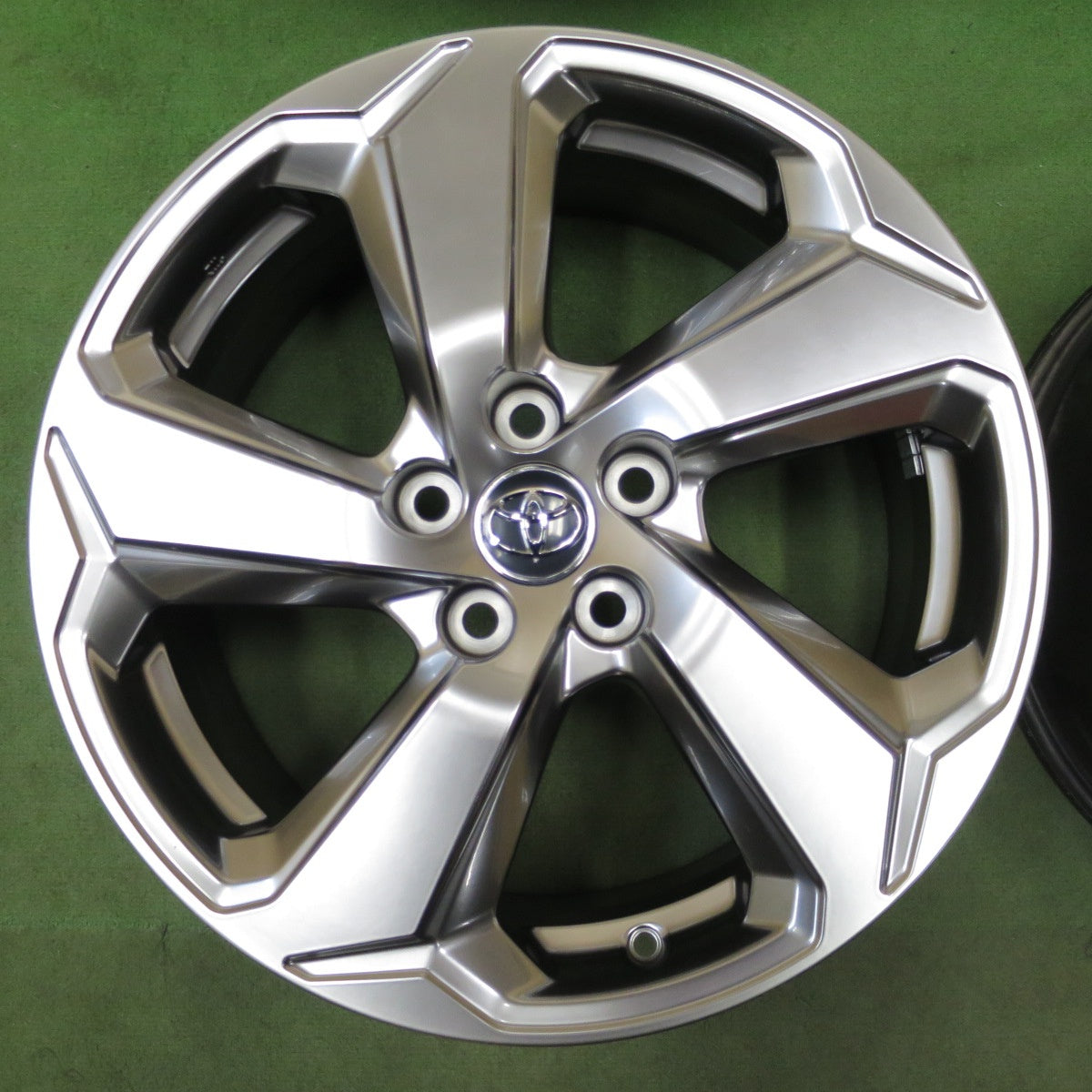 新車外し◎トヨタ 50系 RAV4 Gグレード 純正 ホイール 18インチ 18×7J PCD114.3/5H◎6101202NGホ