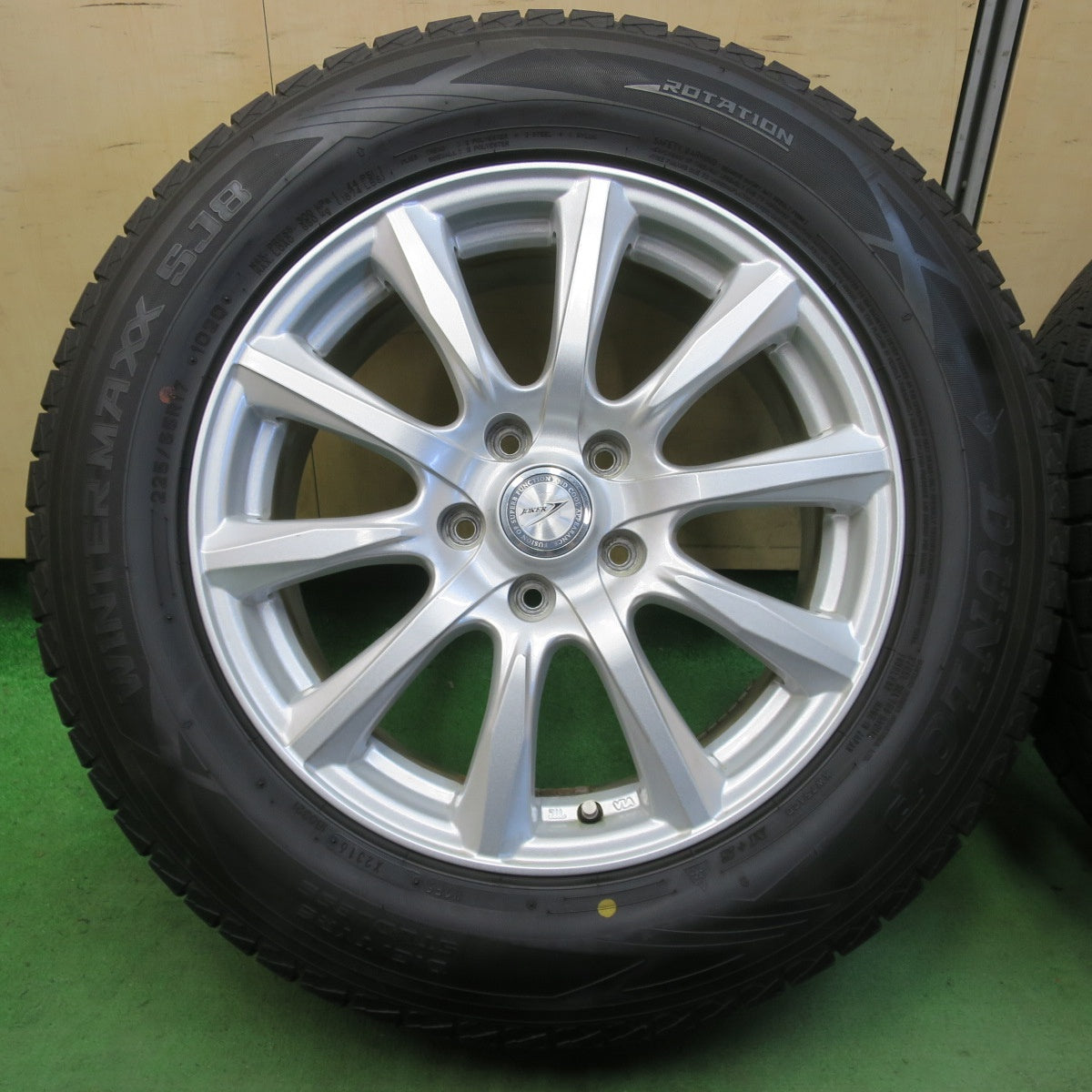 バリ溝！キレイ！9.5分★スタッドレス 225/65R17 ダンロップ ウインターマックス SJ8 JOKER ジョーカー 17インチ PCD114.3/5H★5050805イス
