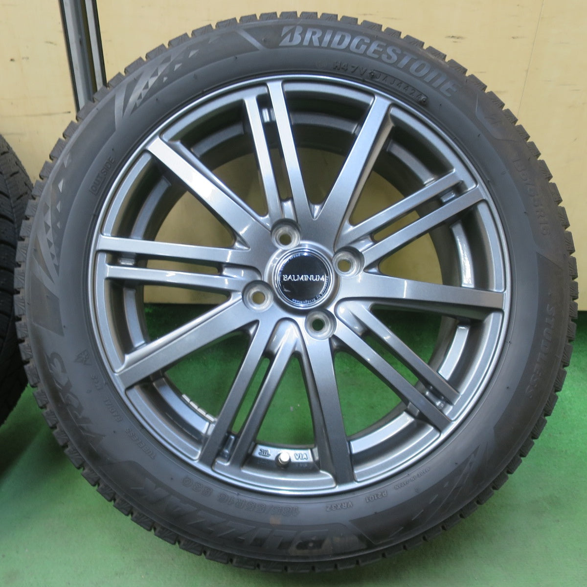 バリ溝！24年！キレイ！ほぼ10分★スタッドレス 185/55R16 ブリヂストン ブリザック VRX3 BALMINUM BR10 バルミナ 16インチ PCD100/4H★6031605イス