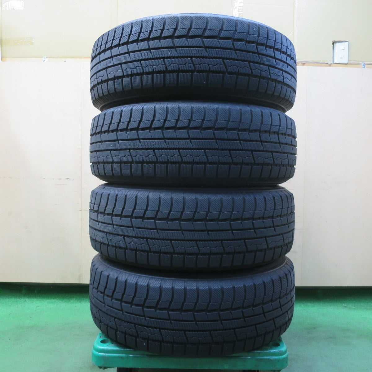 バリ溝！22年！キレイ！9.5分★レクサス NX 等 AGA 225/65R17 スタッドレス トーヨー ウインター トランパス TX 17インチ PCD114.3/5H★5042401イス