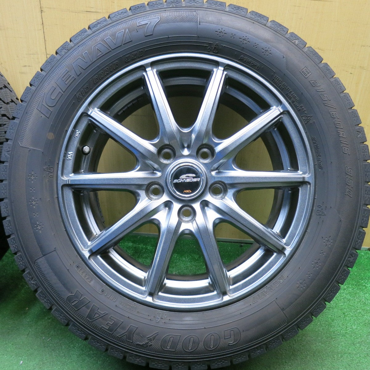 バリ溝！キレイ！9.5分★スタッドレス 215/60R16 グッドイヤー アイスナビ7 SCHNEIDER MiD シュナイダー 16インチ PCD114.3/5H★6031502HAス