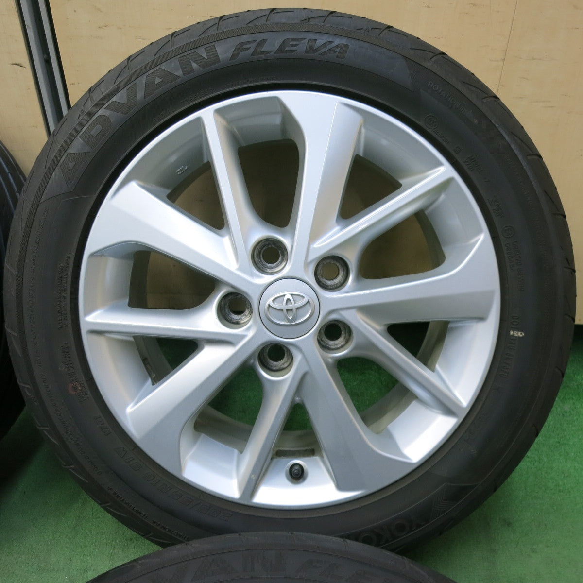 バリ溝！23年！キレイ！9分★トヨタ オーリス 純正 205/55R16 ヨコハマ アドバン FLEVA 16インチ PCD114.3/5H★5062612SYノ
