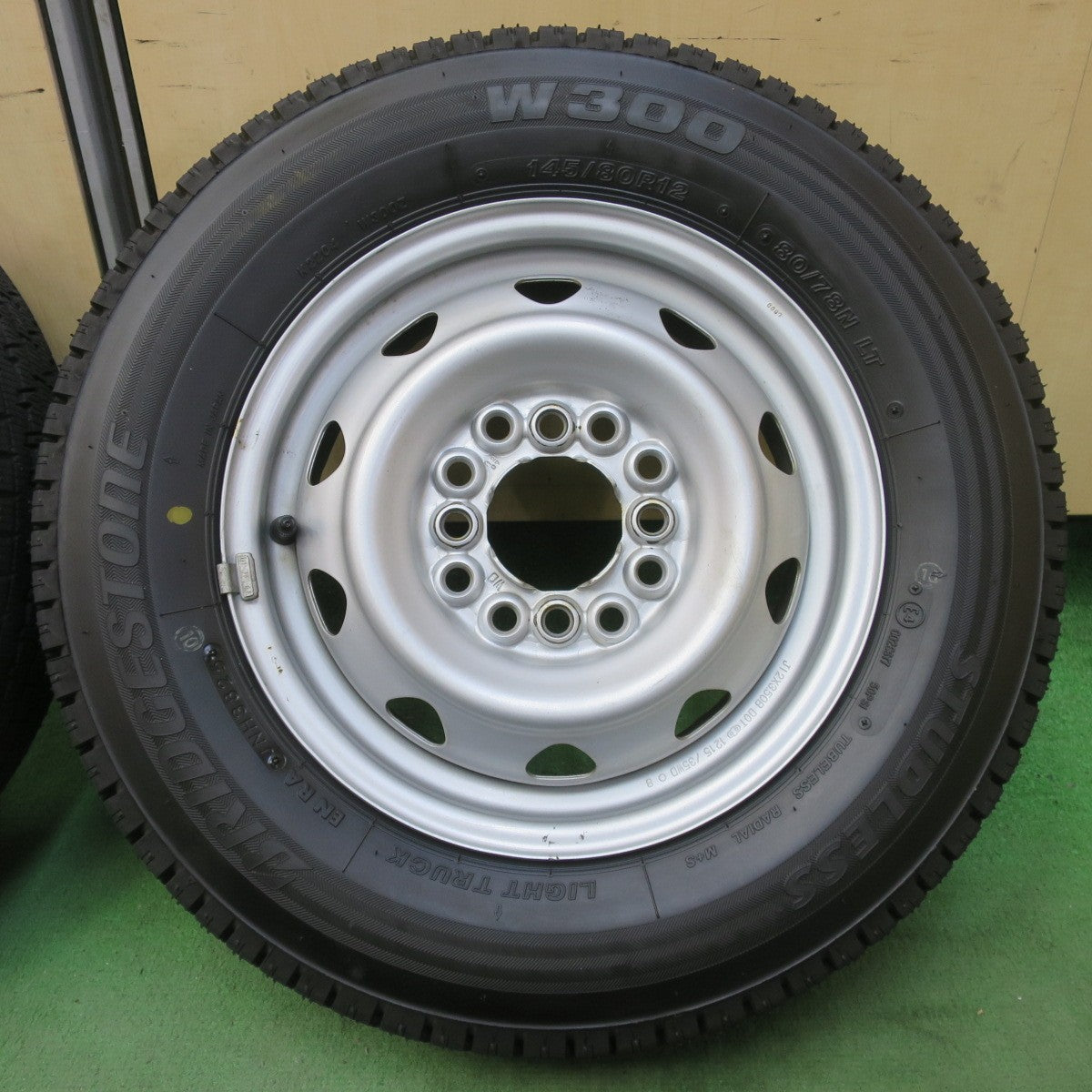 バリ溝！25年！キレイ！9.5分以上★スタッドレス 145/80R12 80/78N ブリヂストン W300 スチール ホイール 12インチ PCD100 110 114.3/4H マルチ★6041807イス