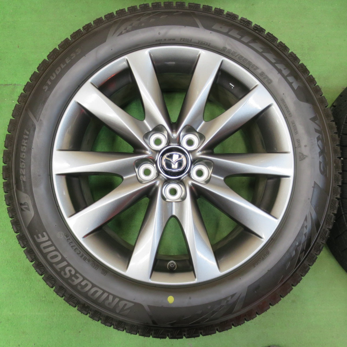 [送料無料] バリ溝！22年！キレイ！9.5分以上★マツダ6 純正 225/55R17 スタッドレス ブリヂストン ブリザック VRX3 17インチ PCD114.3/5H★5010602イス