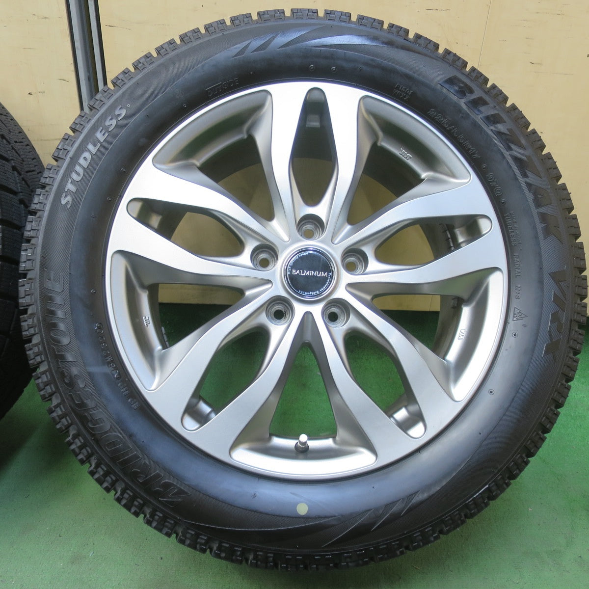 バリ溝！キレイ！9.5分以上★スタッドレス 225/55R17 ブリヂストン ブリザック VRX BALMINUM DS-M バルミナ 17インチ PCD114.3/5H★6041406イス