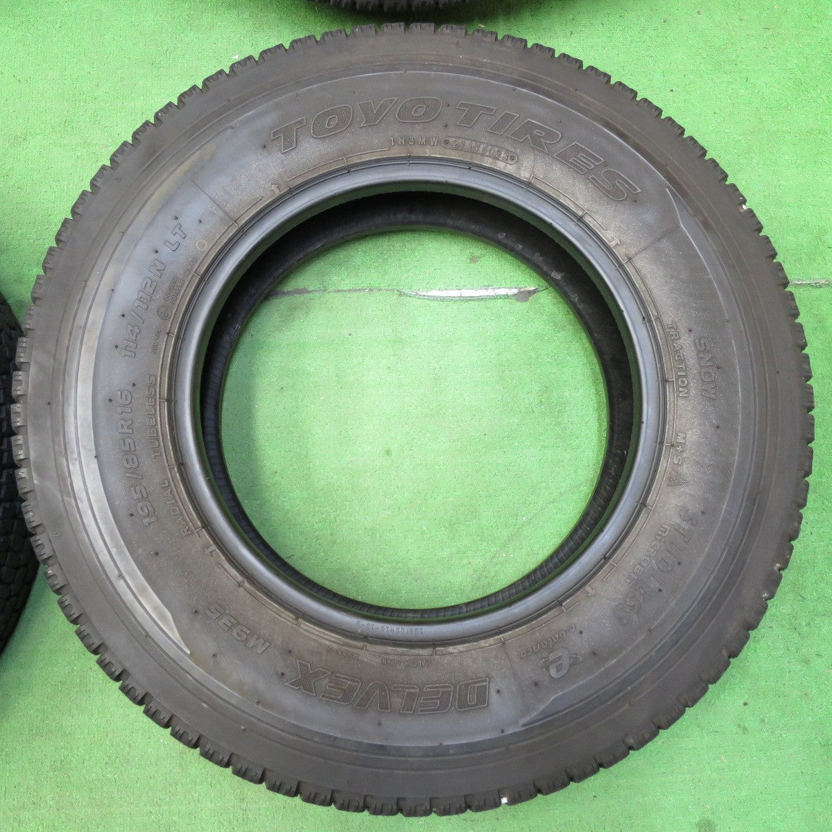 *送料無料* バリ溝！23年！9分★トラック タイヤ 195/85R16 114/112N スタッドレス トーヨー デルベックス M935 16インチ★4090308イスタ