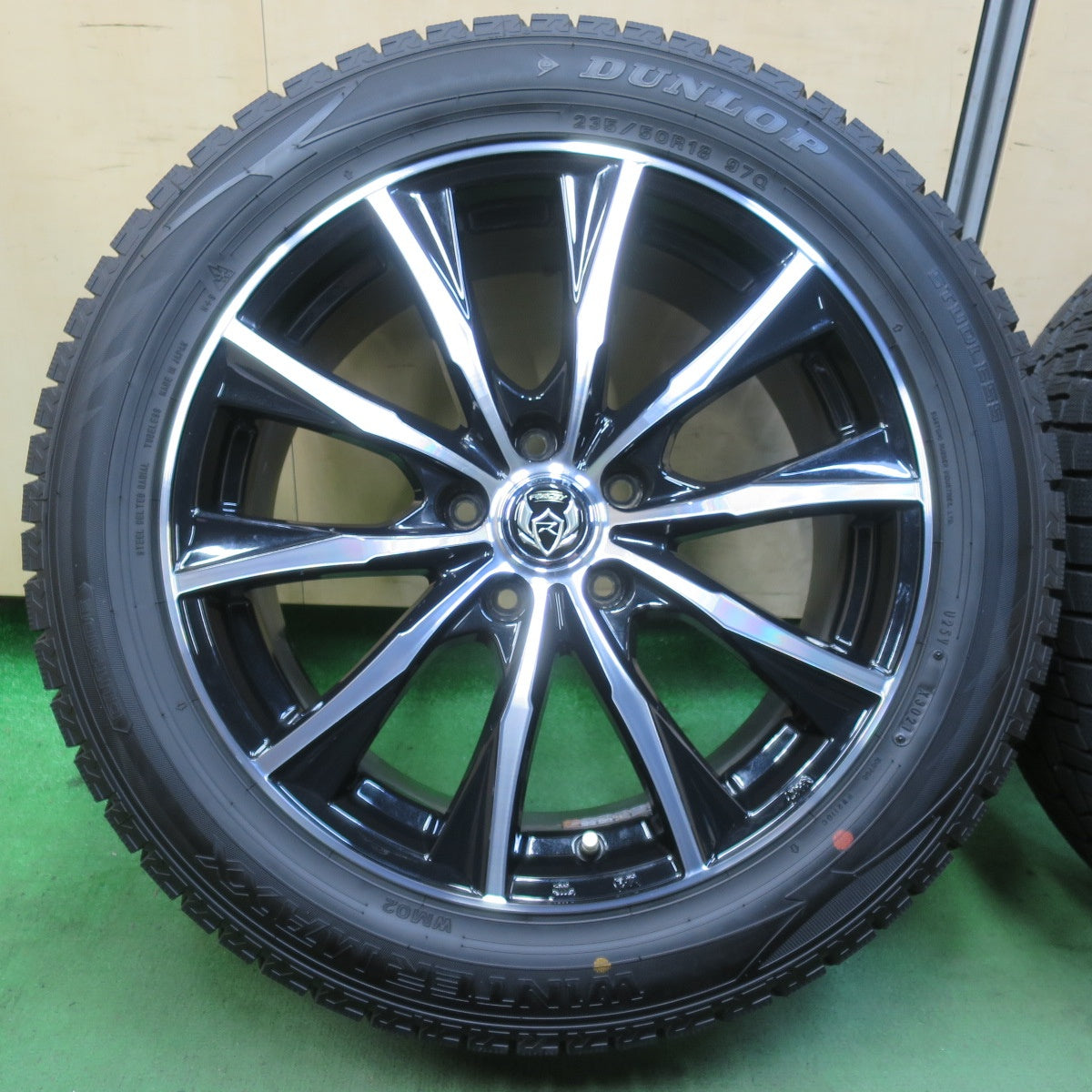 バリ溝！21年！キレイ！9.5分以上★スタッドレス 235/50R18 ダンロップ ウインターマックス WM02 RiZLEY ライツレー 18インチ PCD114.3/5H★5101702イス