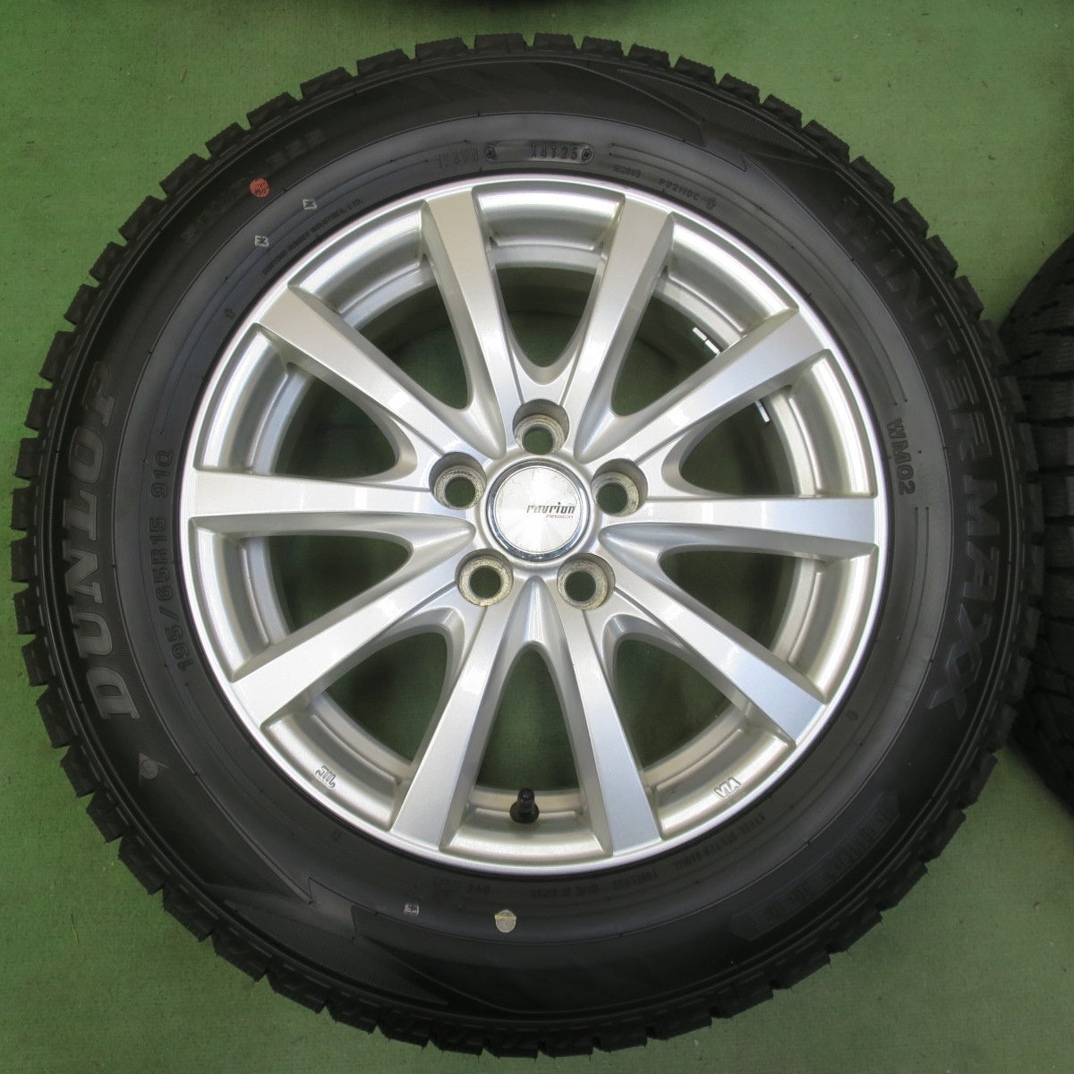 バリ溝！25年！キレイ！ほぼ10分◎プリウス 等 195/65R15 スタッドレス ダンロップ ウインターマックス WM02 ravrion RS01 ラブリオン 15インチ PCD100/5H◎6070803イス