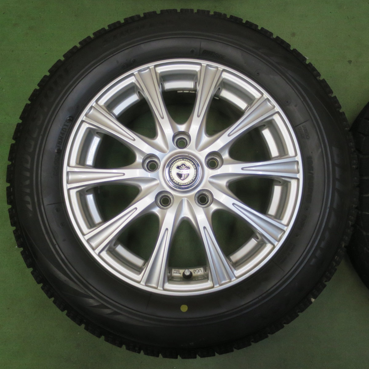 バリ溝！キレイ！8.5分★スタッドレス 195/65R15 ブリヂストン ブリザック VRX JOKER ジョーカー 15インチ PCD114.3/5H★6051307イス