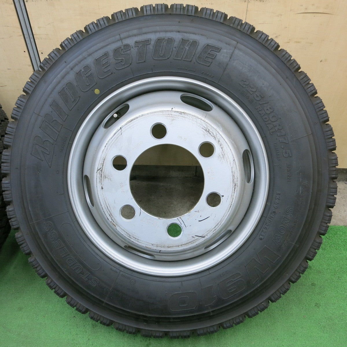 タイヤほぼ未使用！21年★トラック タイヤ 225/80R17.5 123/122L スタッドレス ブリヂストン W910 スチール ホイール 17.5インチ PCD222.25/6H★5050903ナス