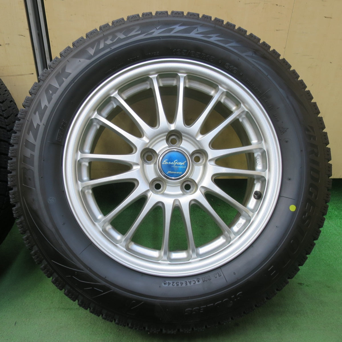 バリ溝！24年！キレイ！ほぼ10分★プリウス 等 195/65R15 スタッドレス ブリヂストン ブリザック VRX2 EuroSpeed MANARAY SPORT ユーロスピード 15インチ PCD100/5H★5111807イス
