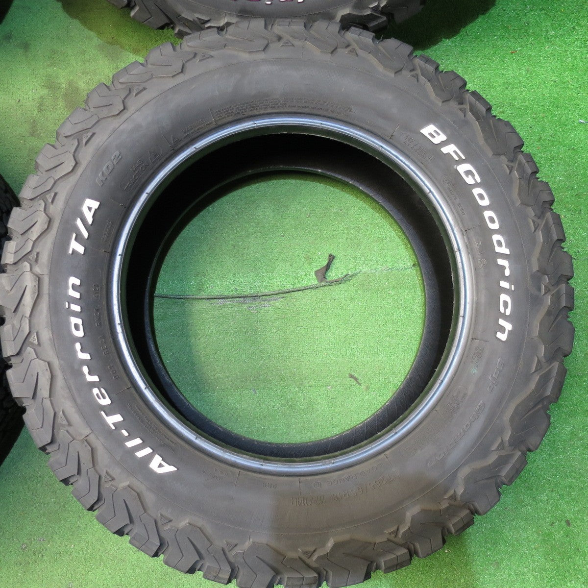 *送料無料* バリ溝！20年！9.5分★265/65R18 BFグッドリッチ All-Terrain T/A KO2 ホワイトレター ランクル プラド ハイラックス等★4041201クノタ
