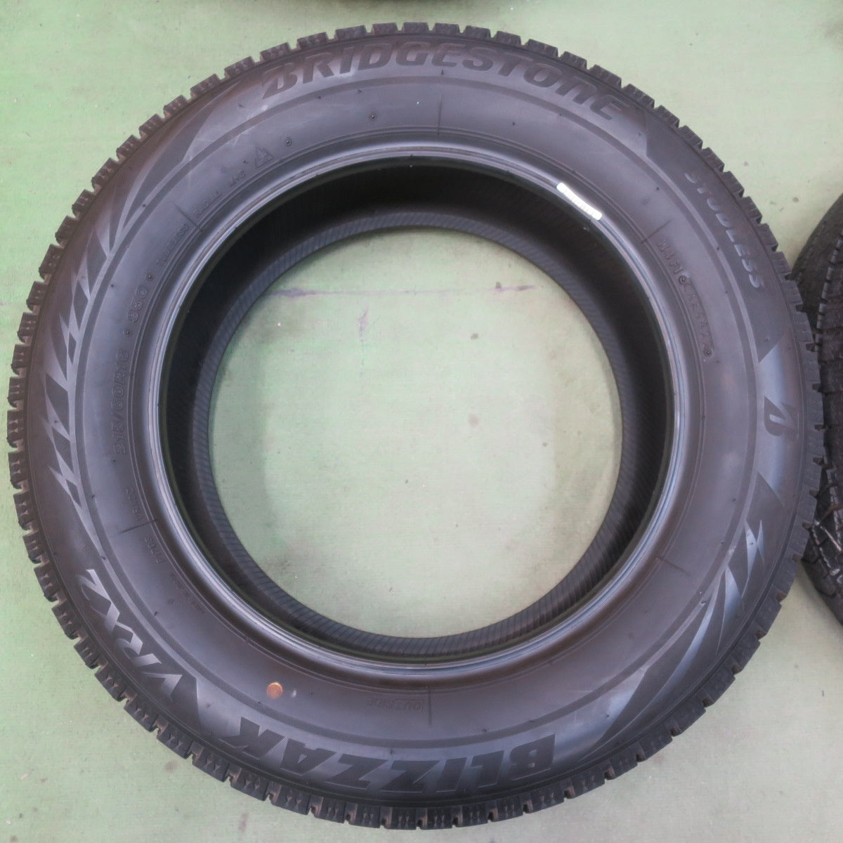 バリ溝！22年！ほぼ10分◎スタッドレス 215/60R16 ブリヂストン ブリザック VRX2 タイヤ 16インチ エスティマ マークX カムリ WR-V オデッセイ ヴェゼル CX-3 MPV 等◎6090406イス