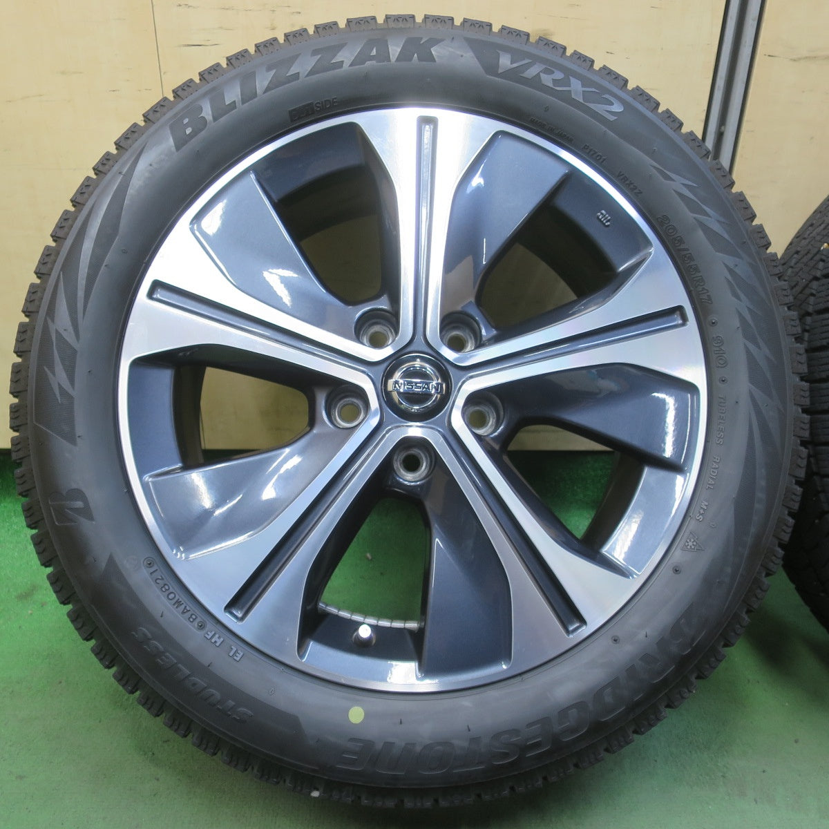 バリ溝！キレイ！8.5分★日産 キックス 純正 205/55R17 スタッドレス ブリヂストン ブリザック VRX2 17インチ PCD114.3/5H★6051906イス