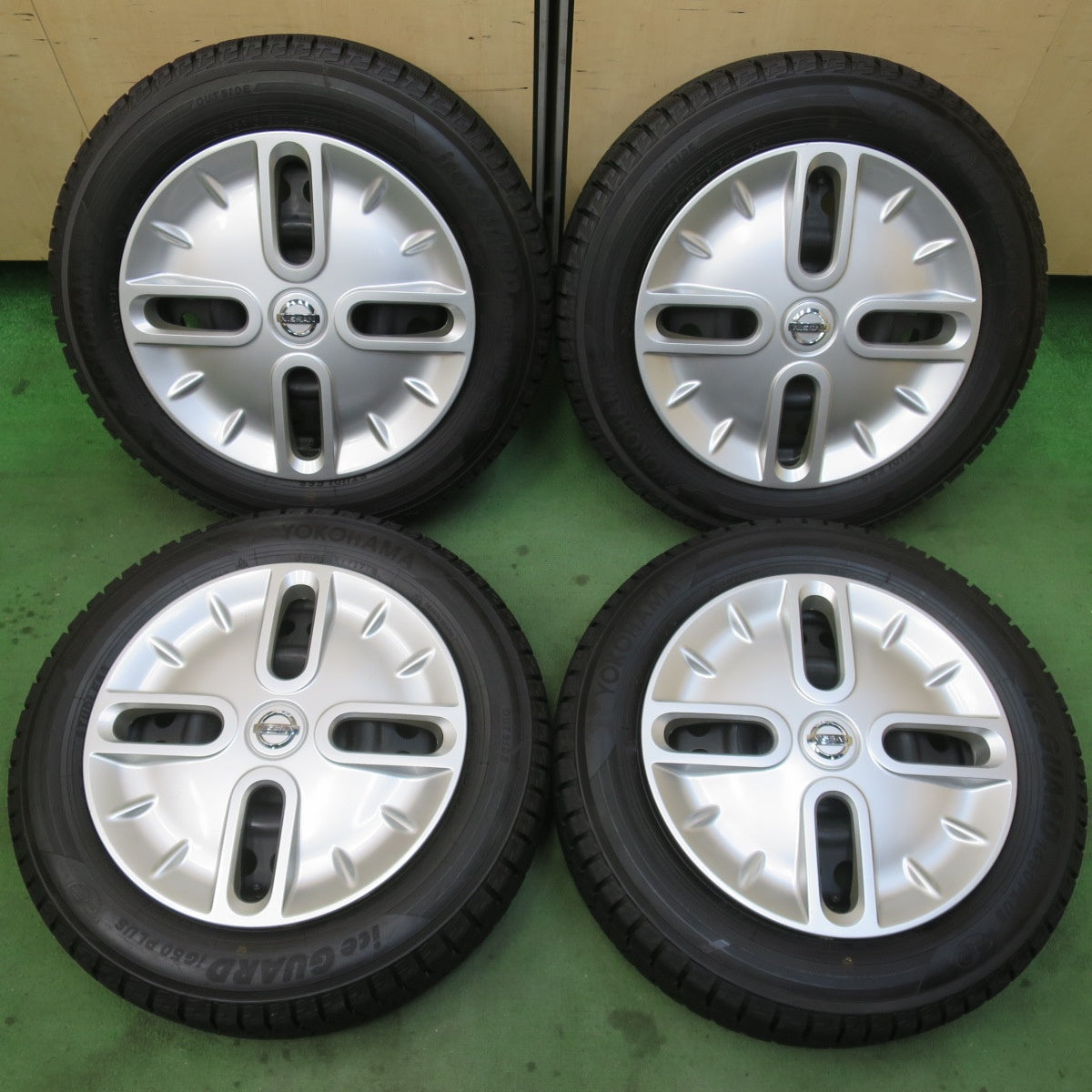 ほぼ未使用！キレイ★日産 キューブ 純正 スチール 175/65R15 スタッドレス ヨコハマ アイスガード iG50 プラス 15インチ PCD100/4H★6012807イス