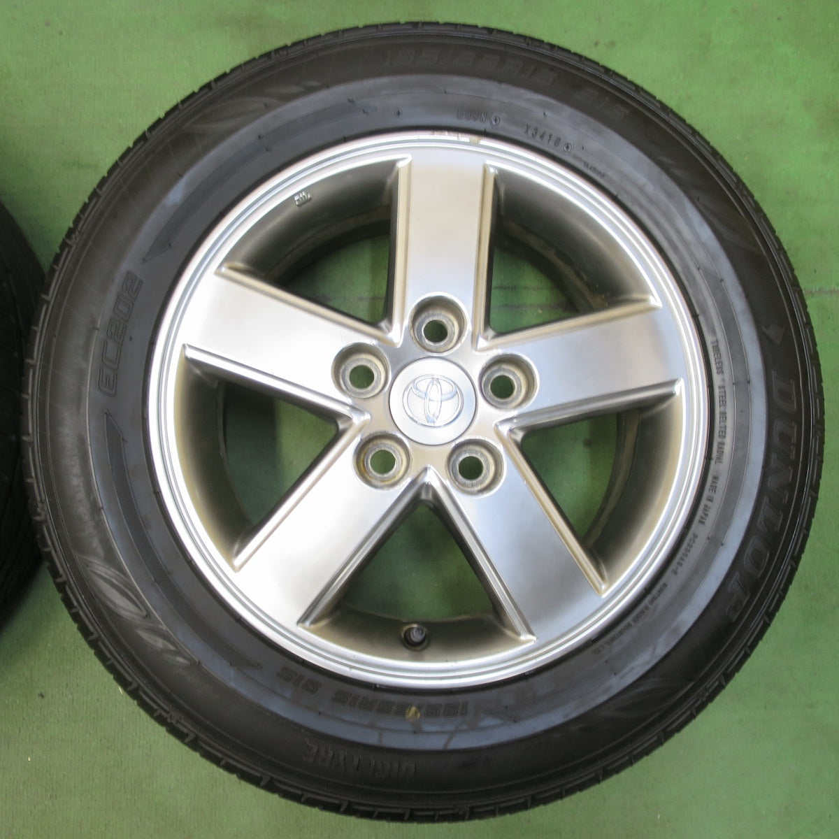 バリ溝！9.5分★トヨタ 60系 ノア ヴォクシー 純正 195/65R15 ダンロップ EC202 15インチ PCD114.3/5H★5103003イノ