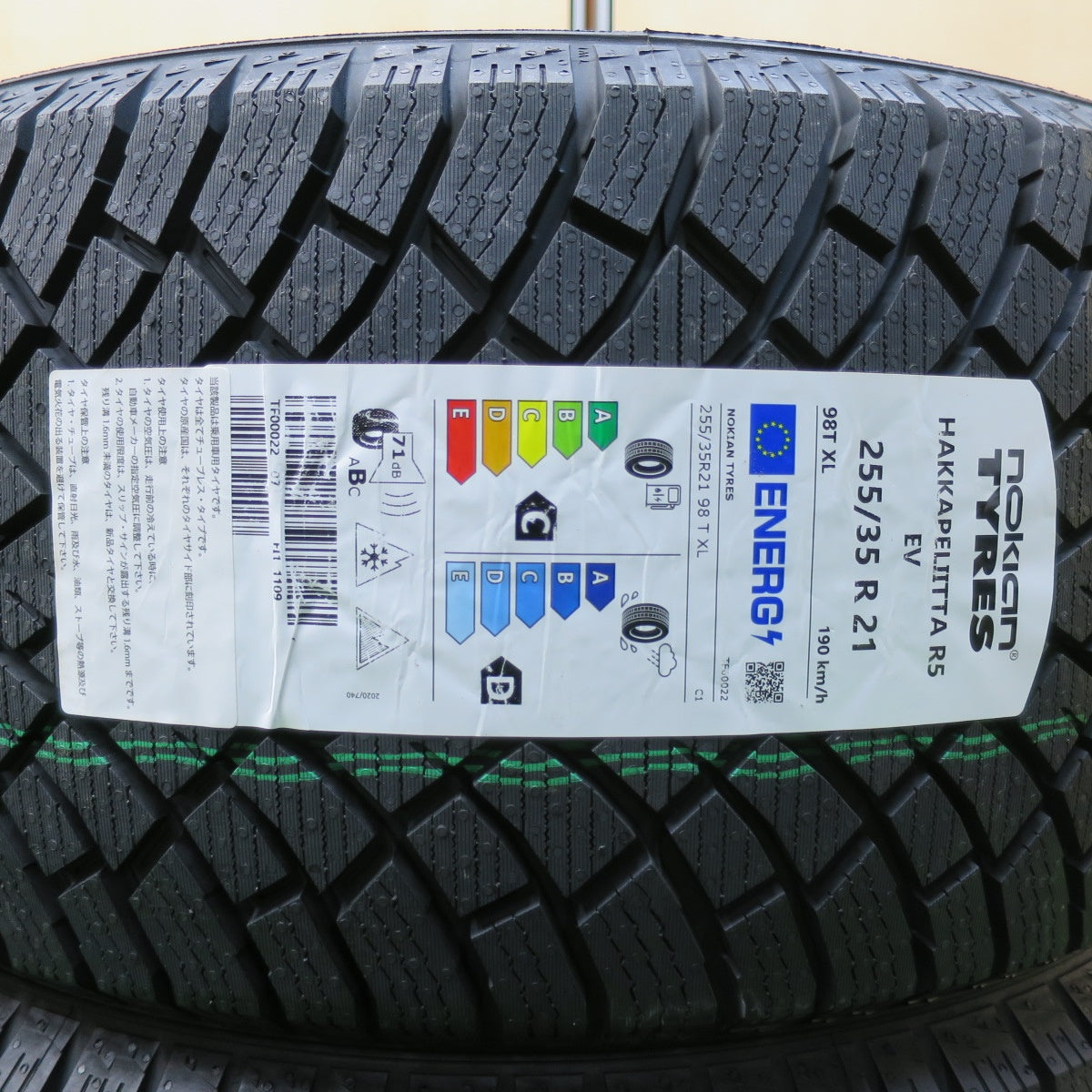 [送料無料] 未使用！23年！2本★255/35R21 スタッドレス ノキアンタイヤ ハッカペリッタ R5 EV タイヤ 21インチ アウディ ベンツ 等★5012901イスタ