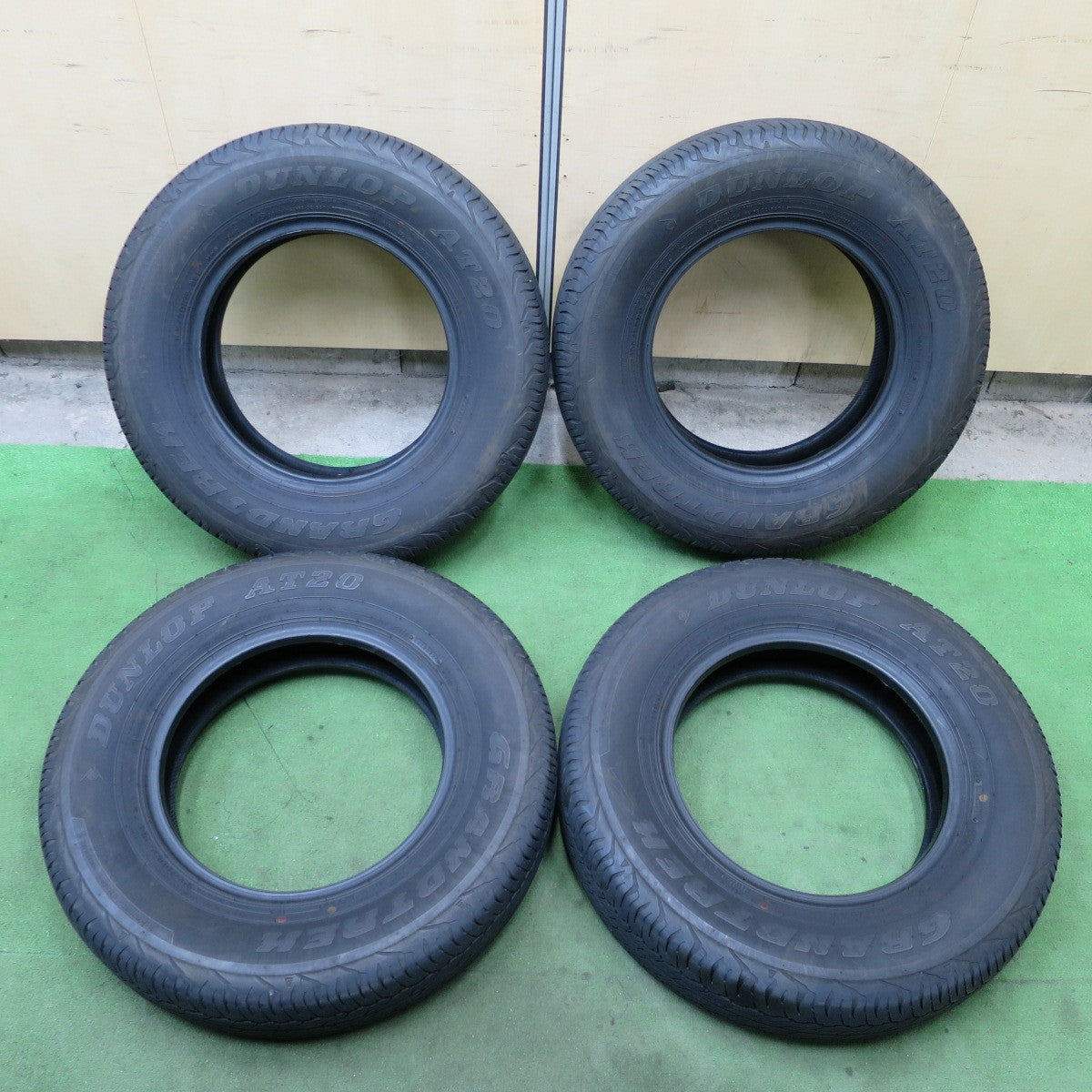バリ溝！24年！8.5分★195/80R15 ダンロップ グラントレック AT20 タイヤ 15インチ ジムニー シエラ 等★6021601NGノタ