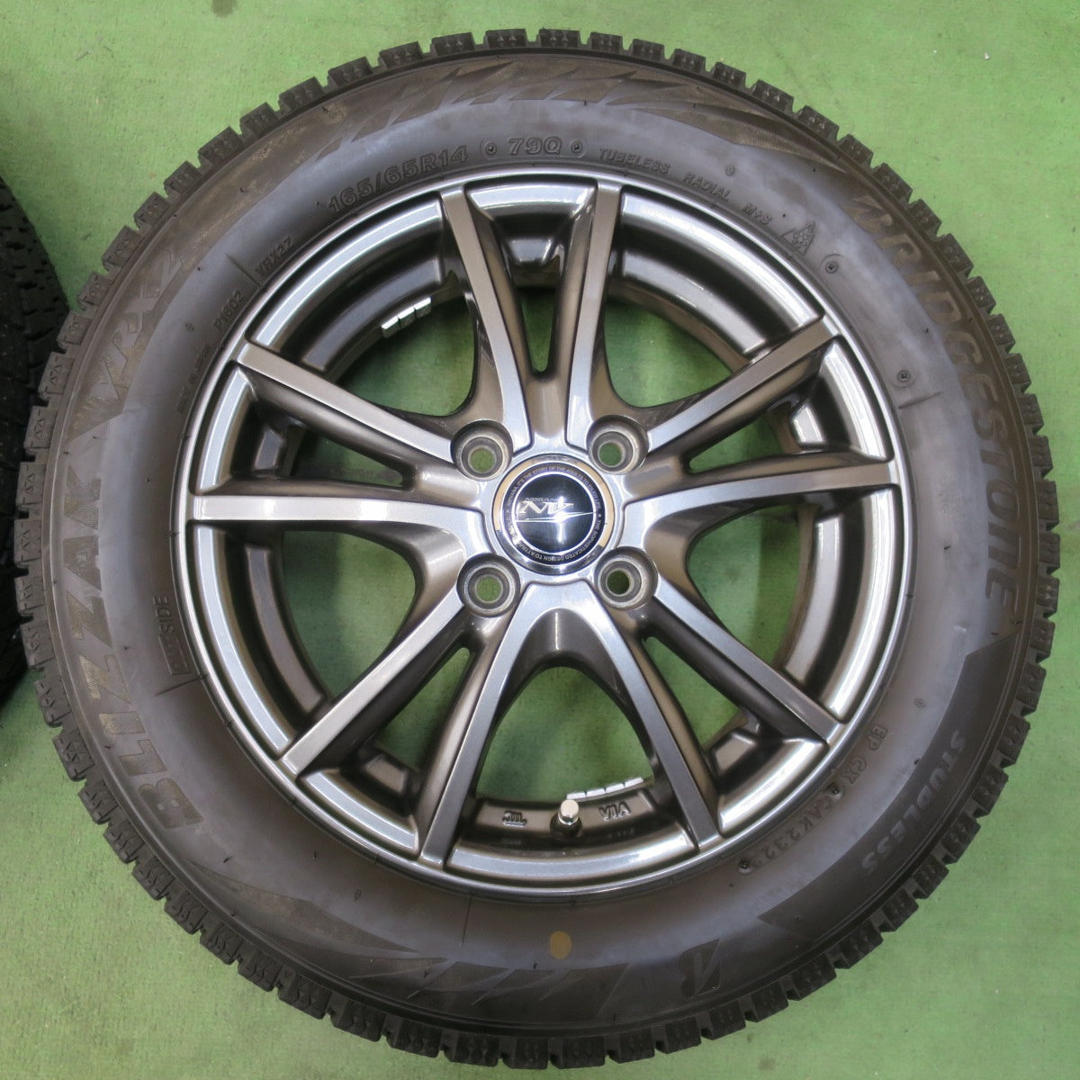 バリ溝！23年！キレイ！ほぼ10分★スタッドレス 165/65R14 ブリヂストン ブリザック VRX2 NIRVANA NV ニルバーナ ニルヴァーナ 14インチ ソリオ ハスラー 等 PCD100/4H★5123016イス