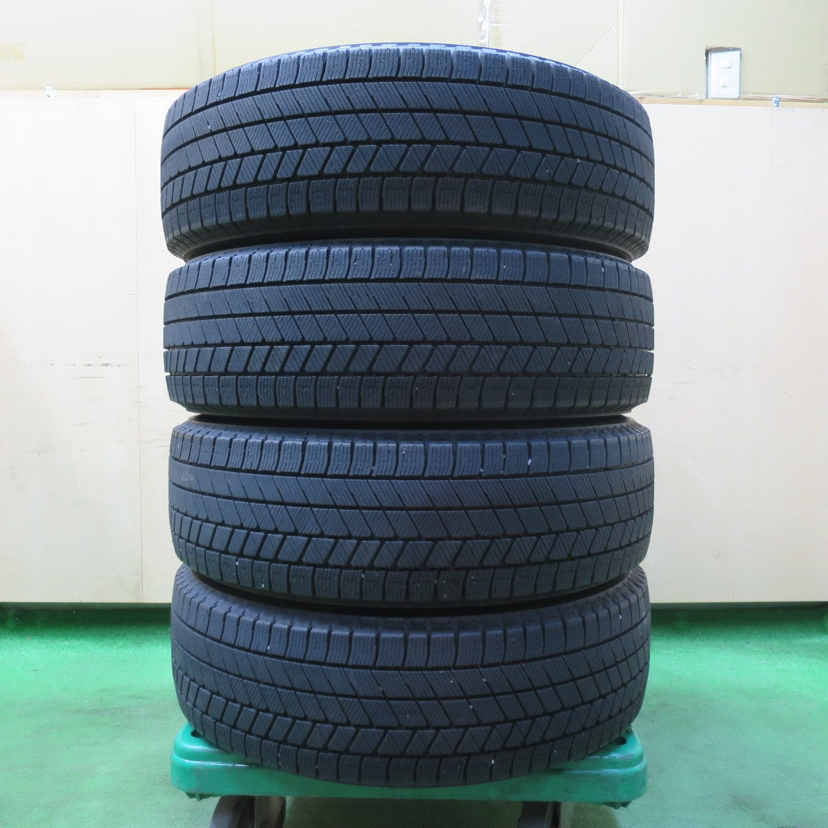 [送料無料] バリ溝！22年！キレイ！9.5分★ライズ ロッキー 等 195/60R17 スタッドレス ブリヂストン ブリザック VRX3 BALMINUM バルミナ 17インチ PCD100/5H★5010710イス