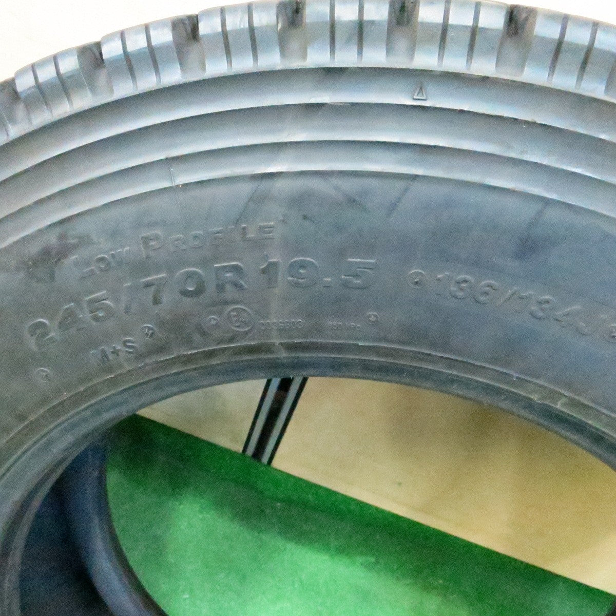 *送料無料* バリ溝！23年！9.5分★トラック タイヤ 245/70R19.5 136/134J スタッドレス ブリヂストン W999 19.5インチ★4050411ナス