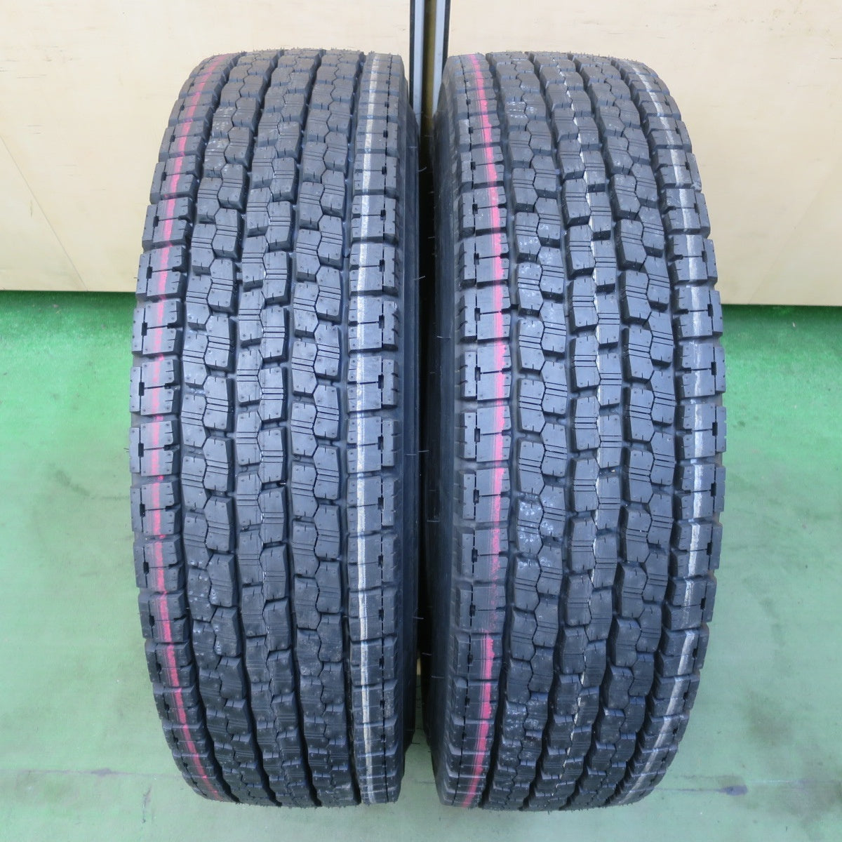 未使用！25年！2本★トラック タイヤ 225/90R17.5 127/125L スタッドレス ブリヂストン W999 17.5インチ★6062102イスタ