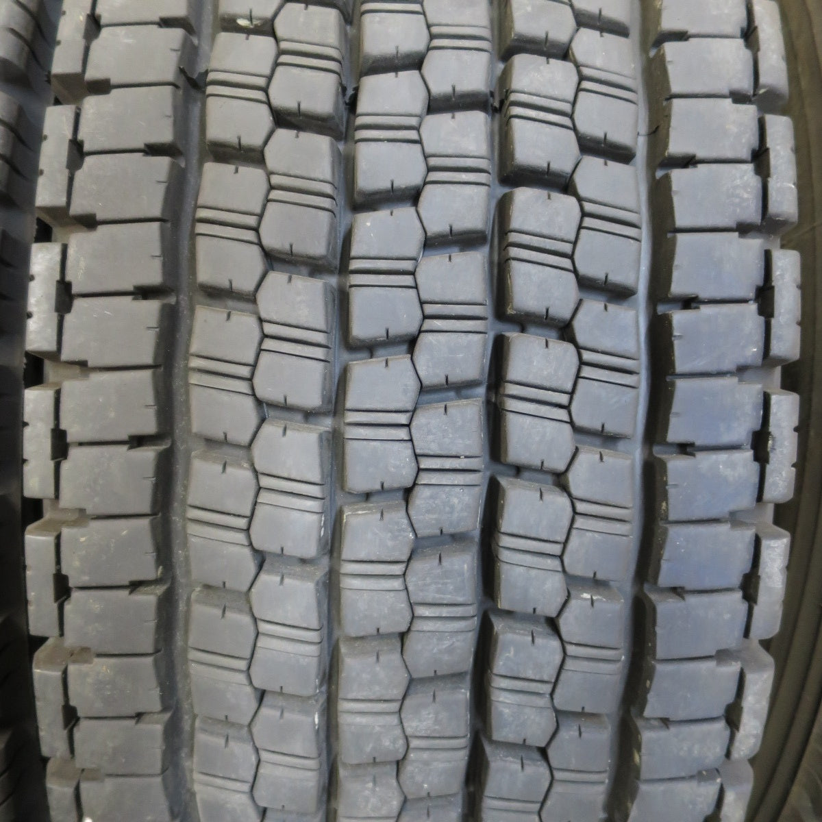 *送料無料* バリ溝！22年！9分★トラック タイヤ 245/70R19.5 136/134J スタッドレス ブリヂストン W999 19.5インチ★4061711イスタ