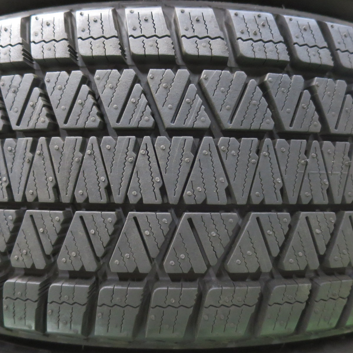 [送料無料] バリ溝！22年！キレイ！ほぼ10分★スタッドレス 225/60R18 ブリヂストン ブリザック DM-V3 TOPRUN トップラン 18インチ PCD114.3/5H★4112908イス