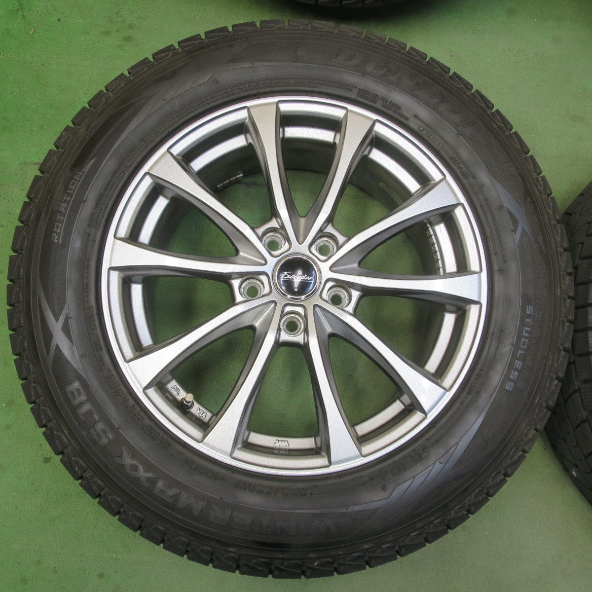 バリ溝！22年！キレイ！9.5分★スタッドレス 225/65R17 ダンロップ ウインターマックス SJ8 SJ8+ Exceeder エクシーダー 17インチ PCD114.3/5H★6041105イス