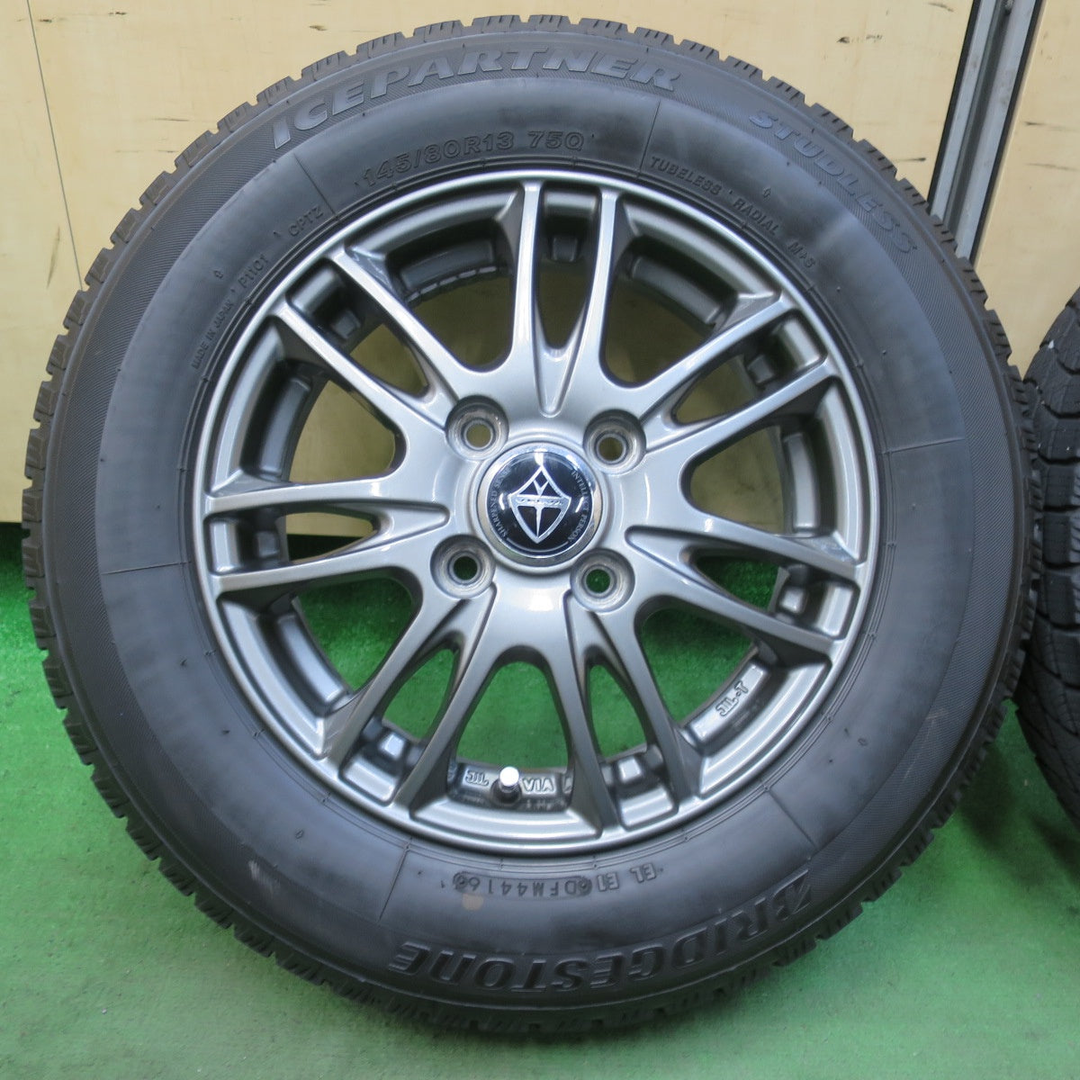 キレイ★スタッドレス 145/80R13 ブリヂストン アイスパートナー VELVA ヴェルヴァ 13インチ PCD100/4H★5102801イス