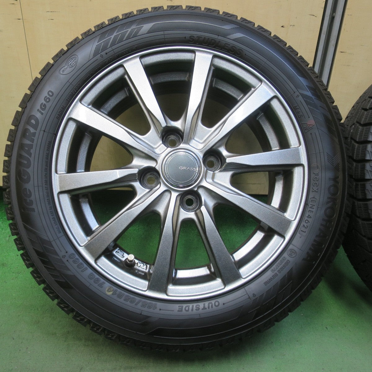 バリ溝！キレイ！9.5分以上★スタッドレス 165/65R14 ヨコハマ アイスガード iG60 GRASS グラス 14インチ PCD100/4H★6051803イス
