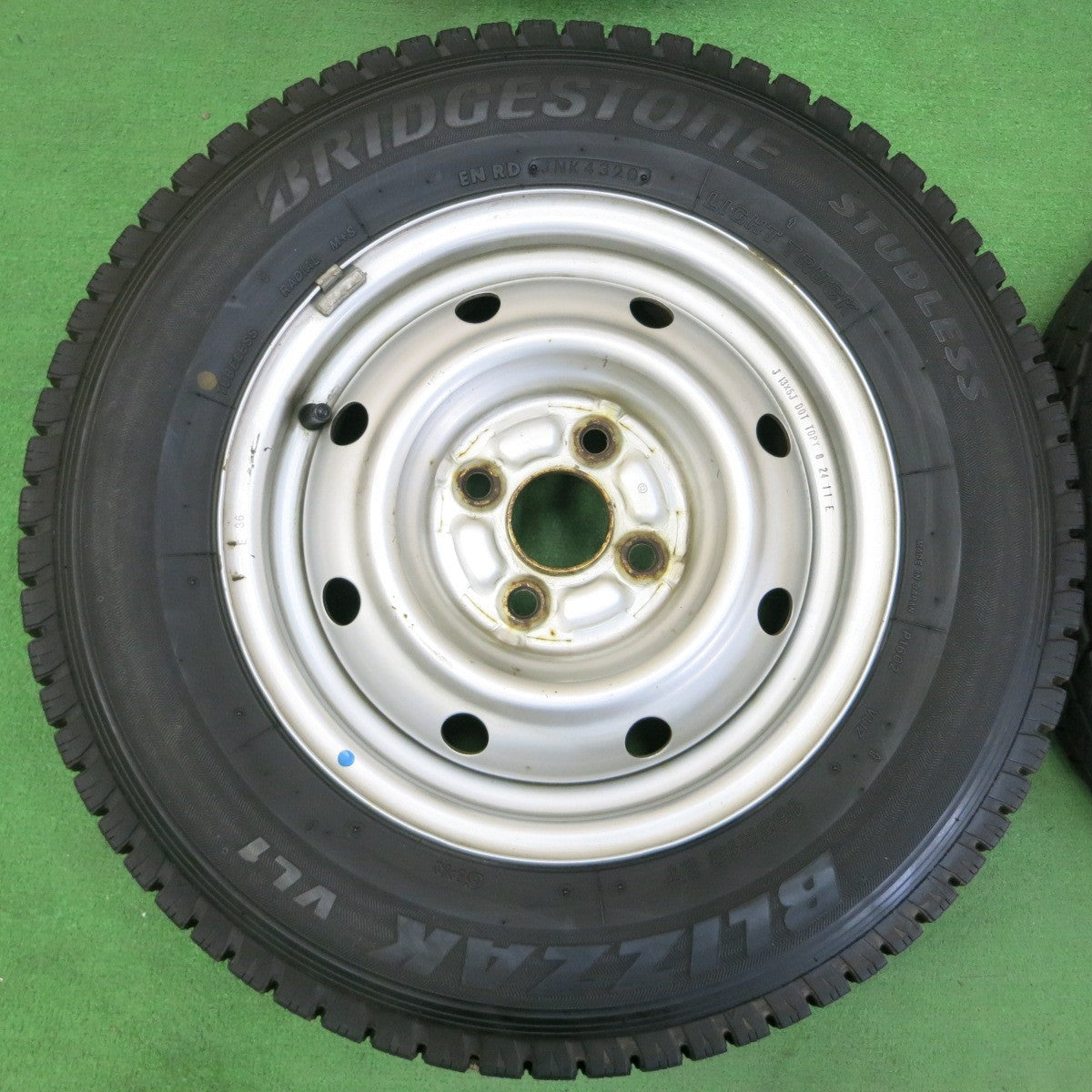 *送料無料* バリ溝！20年！9.5分★スタッドレス 165R13 6PR ブリヂストン ブリザック VL1 スチール 13インチ PCD100 110 114.3/4H マルチ★4042906イス