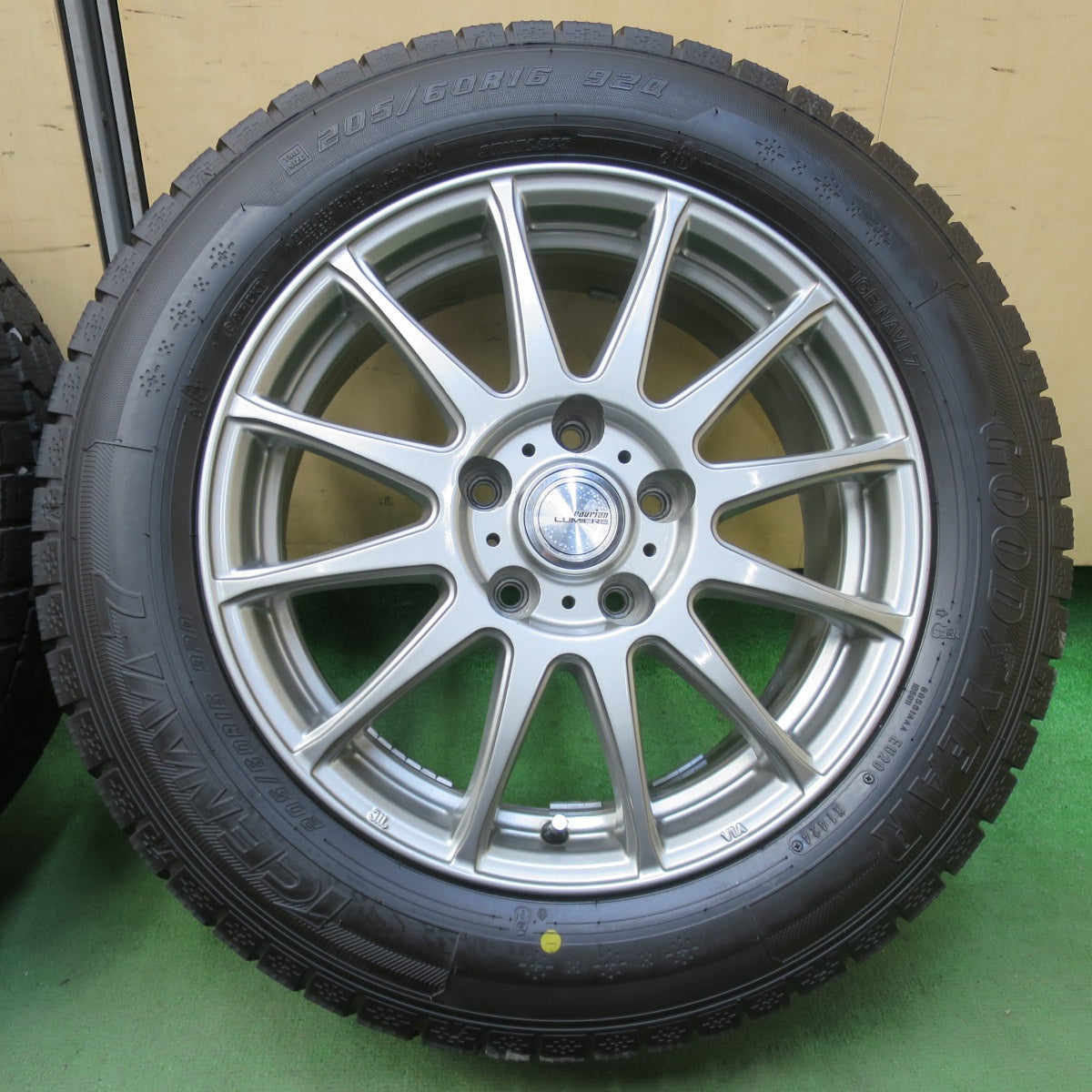 ほぼ未使用！24年！キレイ★スタッドレス 205/60R16 グッドイヤー アイスナビ7 ravrion LUMIERE ラブリオン 16インチ PCD114.3/5H★5111105イス