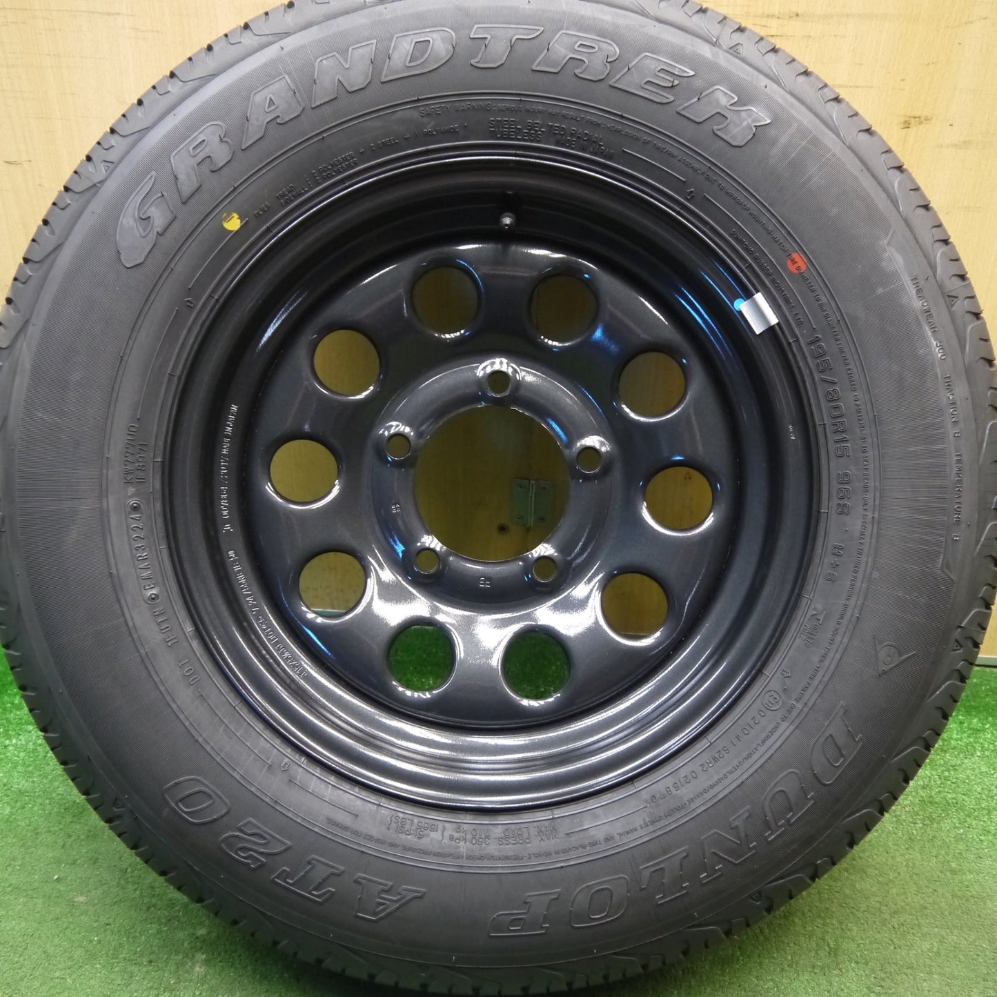 新車外し！24年！1本★スズキ ジムニー シエラ 純正 スチール 195/80R15 ダンロップ AT20 グラントレック スペア 15インチ PCD139.7/5H★6021706Hノ