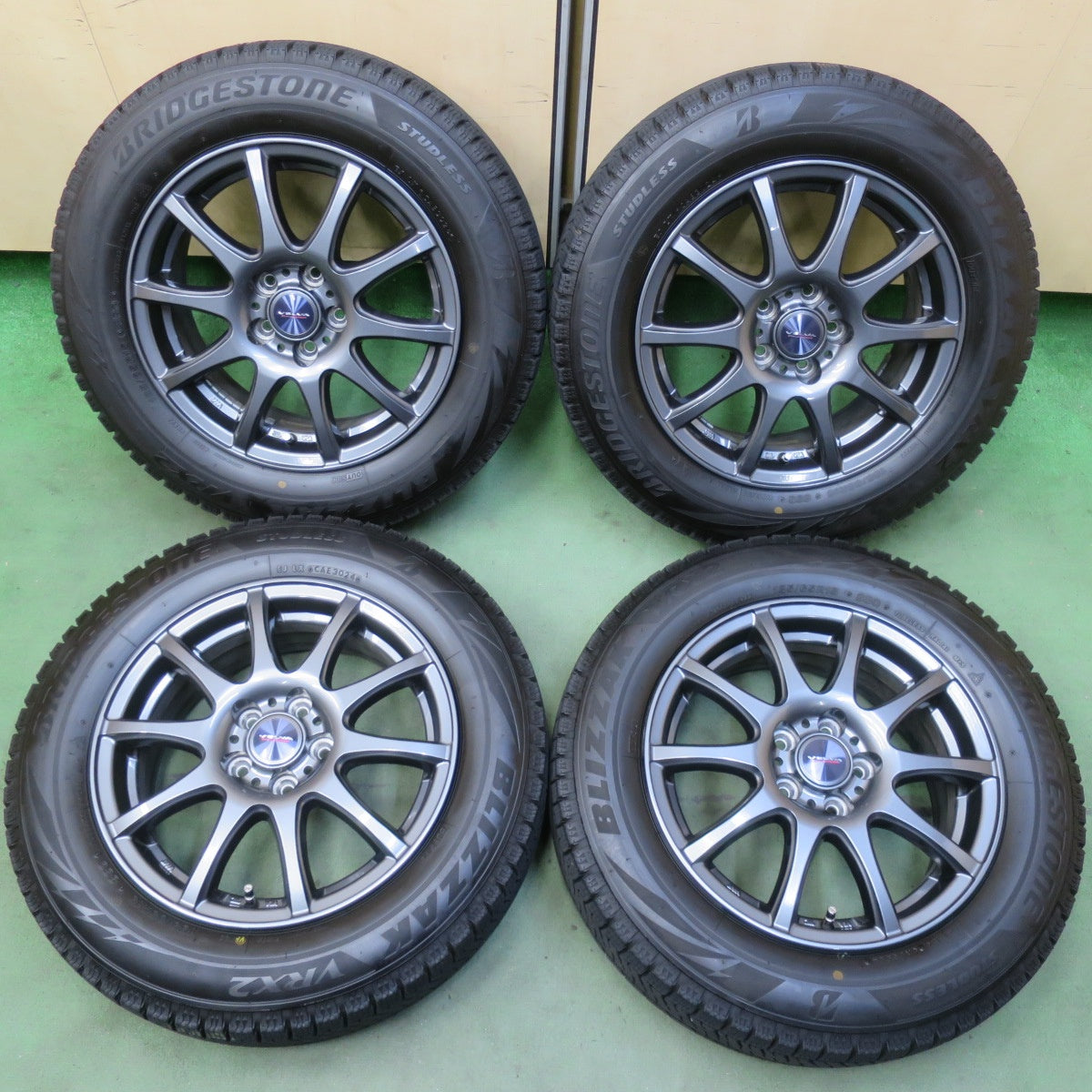バリ溝！24年！キレイ！9.5分◎シエンタ 等 185/65R15 スタッドレス ブリヂストン ブリザック VRX2 VELVA CHARGE ヴェルヴァ 15インチ PCD100/5H◎6100702イス