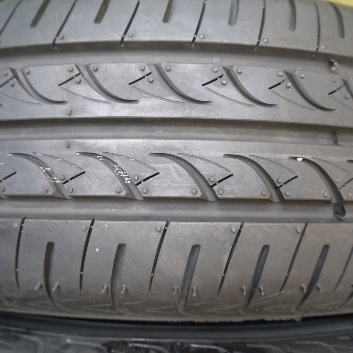 バリ溝！25年！ほぼ10分◎175/70R14 ヨコハマ ブルーアース AE01F タイヤ 14インチ アクア カローラ シエンタ ヤリス ヴィッツ フィット シャトル 等◎6092905Hノタ